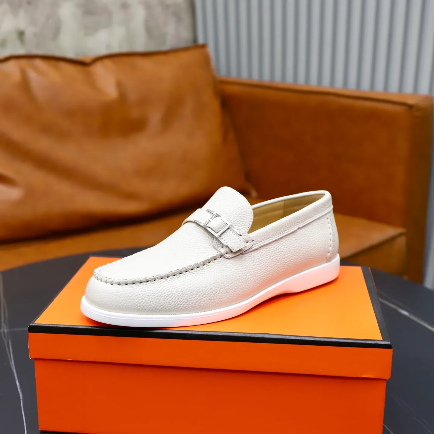 Ex-factory price: 560💰Hermès/Hermès slip-on men's shoes. This shoe is made of imported pebbled cowhide. It has simple and smooth lines and is combined with aerodynamically designed 3CM rubber foam ultra-light soles! Youthful and fashionable, classic H-shaped hardware buckle decoration, calf lining gently wraps the feet, with logo cowhide feet, casual and urban style, highlighting youthful vitality, sports and leisure version, super versatile, code number: 38-39-40-41-42-43-44 standard leather shoe size (45 can be customized but does not support returns)